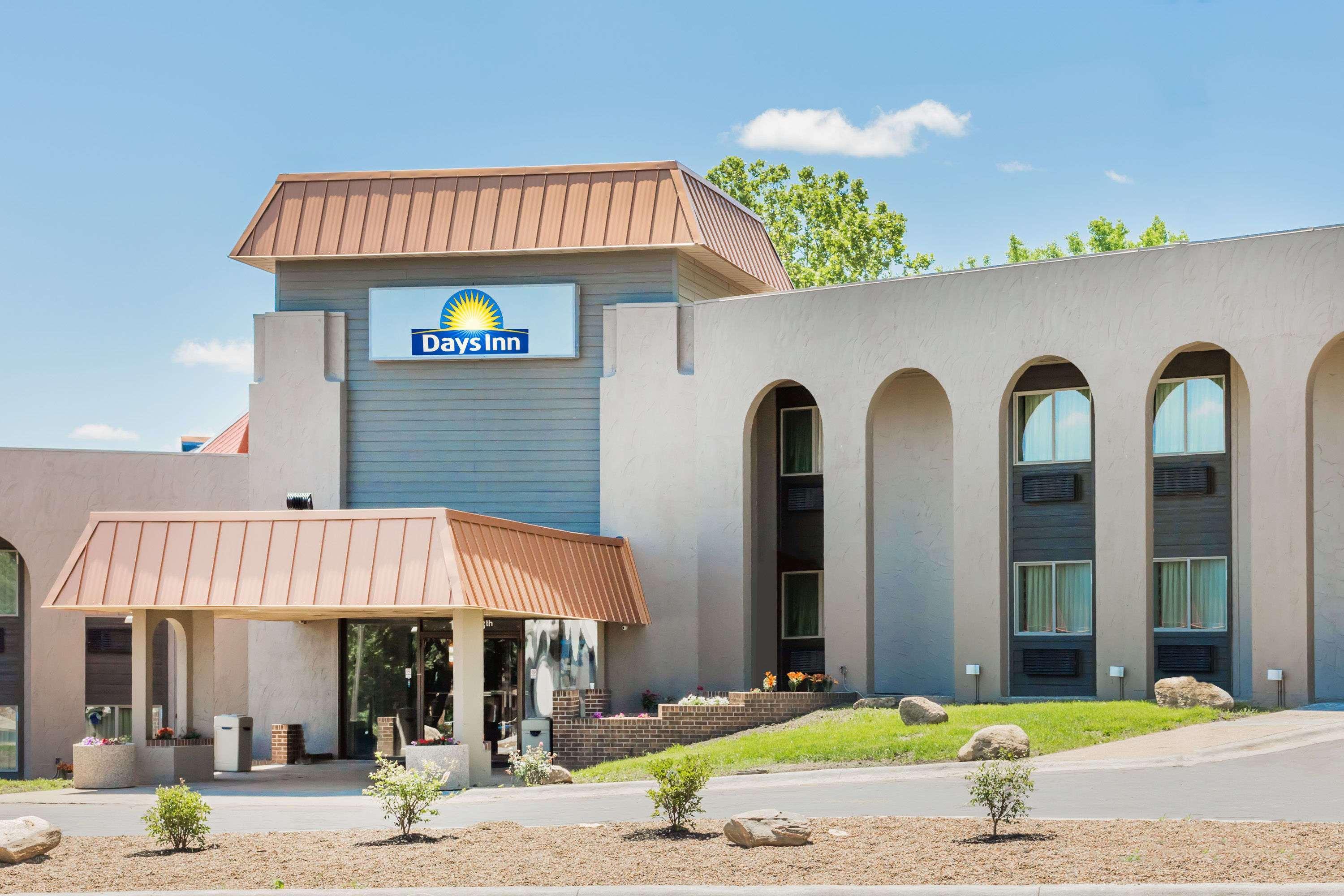 Days Inn By Wyndham Clive - West Des Moines Exterior foto